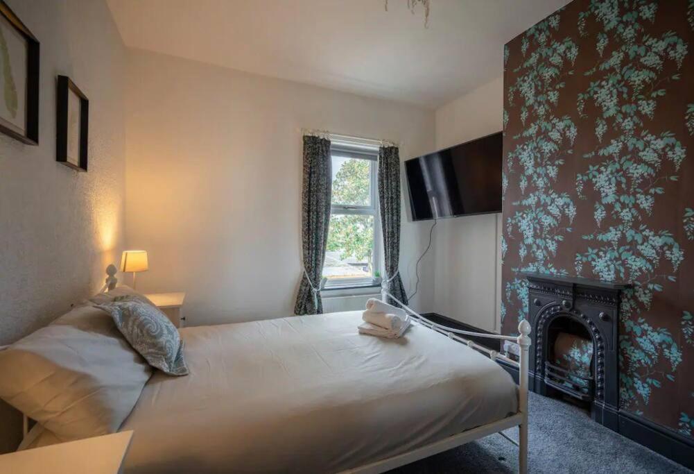 Spacious Town House ลิธึม เซนต์ แอนน์ส ภายนอก รูปภาพ